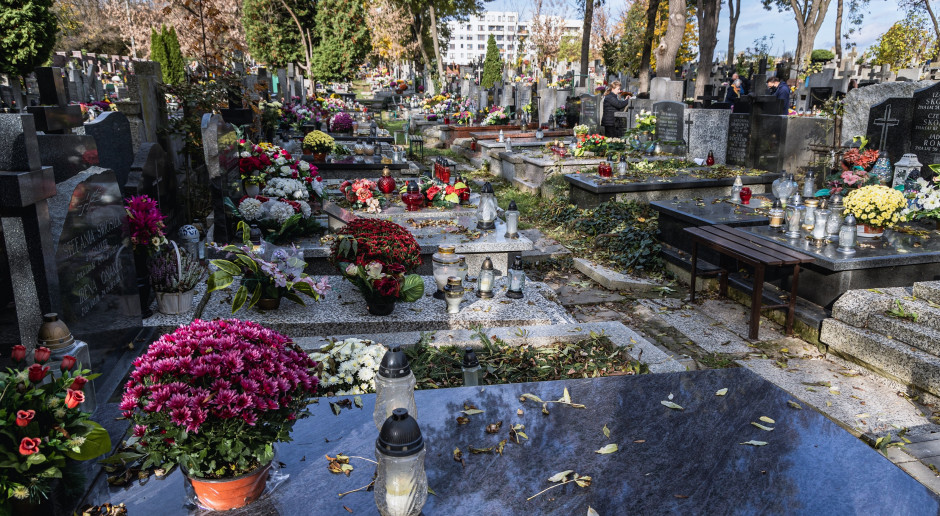 Obostrzenia 1 listopada. Cmentarze na Wszystkich Świętych będą otwarte? Jest oficjalna decyzja