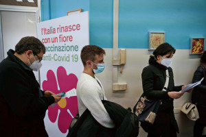 Włochy: Wzrost zakażeń wśród medyków zaszczepionych zimą. Trzecia dawka szczepionki będzie dla wszystkich?