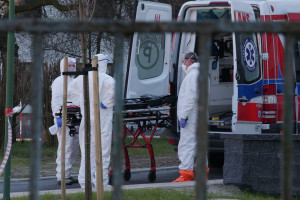 Ochroniarz szpitala zasnął. Karetka z pacjentem czekała przed bramą