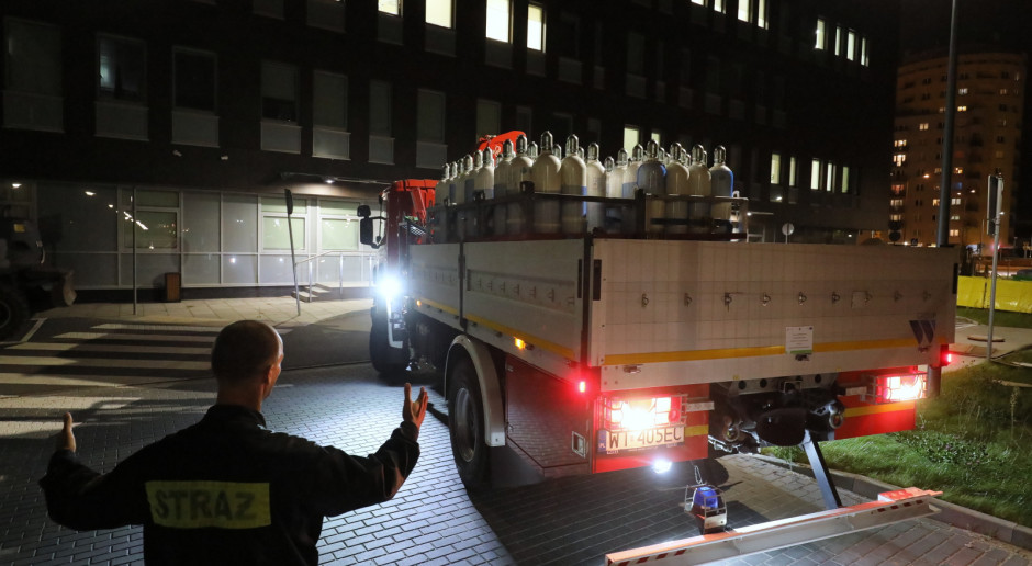 Awaryjny transport butli z tlenem medycznym przed siedzibą Szpitala Południowego w Warszawie Fot. PAP/Paweł Supernak Awaria instalacji tlenowej w Szpitalu Południowym. Butle z tlenem dowiezie straż pożarna