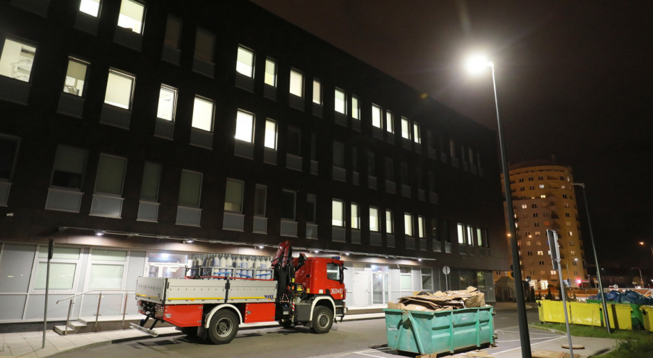 Awaryjny transport butli z tlenem medycznym przed siedzibą Szpitala Południowego w Warszawie Fot. PAP/Paweł Supernak Awaria w Szpitalu Południowym opanowana. Kraska: Monitorujemy sytuację