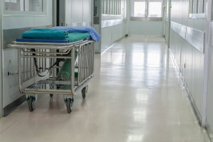 MZ przyznaje: 2 na 3 łóżka szpitalne są do pilnej wymiany. "Nie spełniają funkcji"