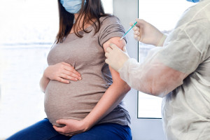 Ekspert o szczepieniach przeciw COVID-19 w ciąży: "To dla dobra dziecka"