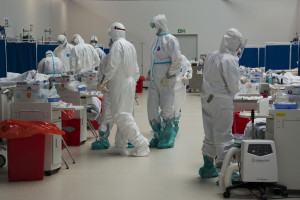 Szpital tymczasowy pilnie zatrudni medyków. Potrzeba lekarzy, pielęgniarek, ratowników i opiekunów medycznych