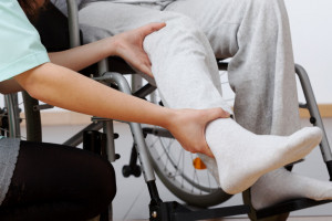 Brak podjazdu lub windy dla niepełnosprawnego w przychodni lub szpitalu? Może być kara finansowa