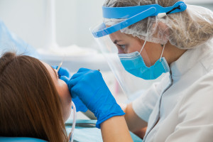 Dentysta na NFZ: wyceny wizyt bardzo niskie. "Za te pieniądze nie można zapewnić opieki stomatologicznej"