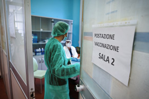 Część personelu medycznego we Włoszech nadal nie chce się szczepić. "Wiadomość o zawieszeniu jest skutecznym bodźcem"