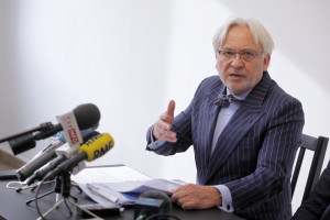 Prof. Maksymowicz zapewnia, że był do dyspozycji rezydenta podczas operacji. "Biegły stanął po mojej stronie"