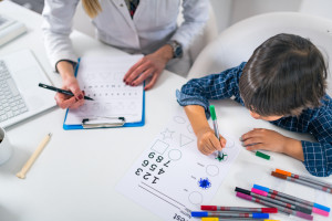 AOTMiT analizuje koszty środowiskowej opieki psychologicznej dla dzieci i młodzieży