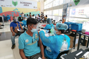 Prezydent Filipin proponuje darmowe jedzenie. Chce zachęcić do szczepień przeciw COVID-19