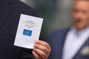 Paszporty covidowe w UE będą miały krótszy okres ważności. Tylko 9 miesięcy od pełnego zaszczepienia?