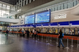 Koronawirus. Sanepid szuka pasażerów pociągu Intercity i miejskiego tramwaju