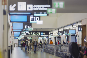 Podejrzenie zakażenia Omikronem w Austrii. Lotnisko w Wiedniu prowadzi szczegółowe kontrole
