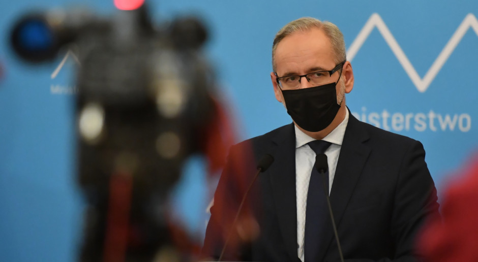Minister zdrowia Adam Niedzielski Fot. PAP/Piotr Nowak Od początku grudnia obostrzenia. Zakaz lotów, dłuższa kwarantanna, nowe limity