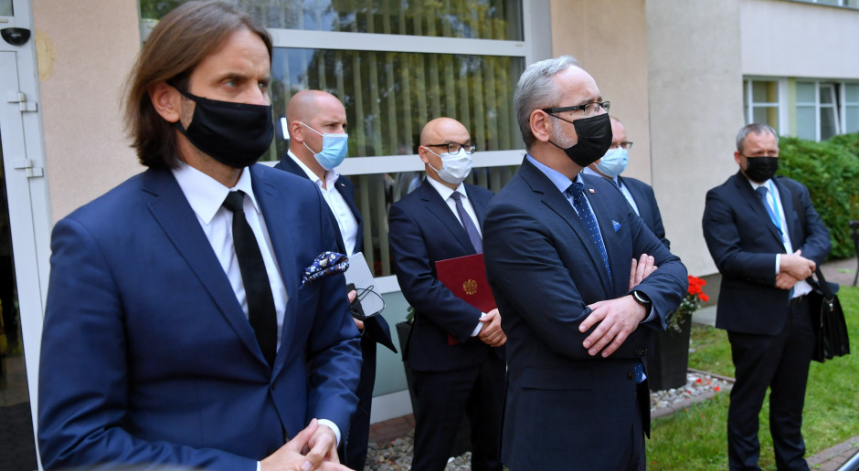 Na zdjęciu wiceminister Piotr Bromber oraz minister Adam Niedzielski Fot. PAP/Piotr Nowak MZ powołał nowy zespół. Ma przygotować reformę kształcenia lekarzy