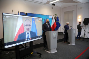 Minister zdalnie na konferencji ws. obostrzeń. Jest w Brukseli