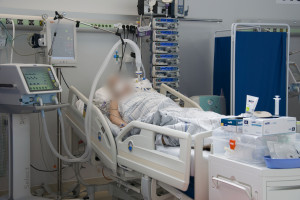 Prof. Banach: fala zgonów na COVID-19 może nadejść w święta Bożego Narodzenia