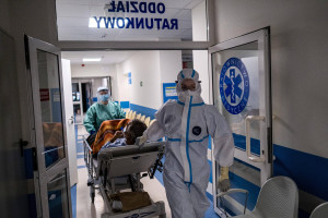 Raport o koranawirusie z 11 grudnia. Nadal przyrasta liczba zajętych respiratorów, więcej hospitalizacji