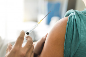 Będą dodatkowe środki na szczepienia przeciw grypie w placówkach leczących COVID-19. Podmioty same mogą kupować szczepionkę