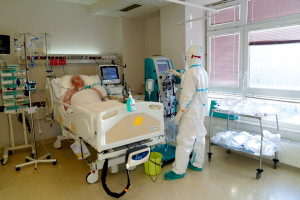 Oddziały intensywnej terapii za często służą tylko do leżenia "pod aparaturą". To błąd