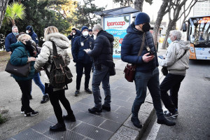 We Włoszech wprowadzono nowo restrykcje. Wśród nich m.in. nakaz noszenia maseczek na zewnątrz