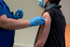 We Włoszech padł rekord zakażeń koronawirusem. Przyspieszono trzecią dawkę szczepionki