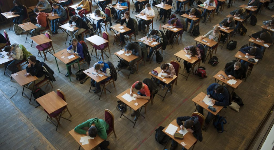 Edukacja lekarzy. Czy szkoły średnie w Polsce dobrze przygotowują do studiów medycznych? FOT. PAP/Tytus Żmijewski Uczelnie medyczne nadrabiają zaległości z liceum. "To skutek tradycyjnego wbijania do głowy regułek"