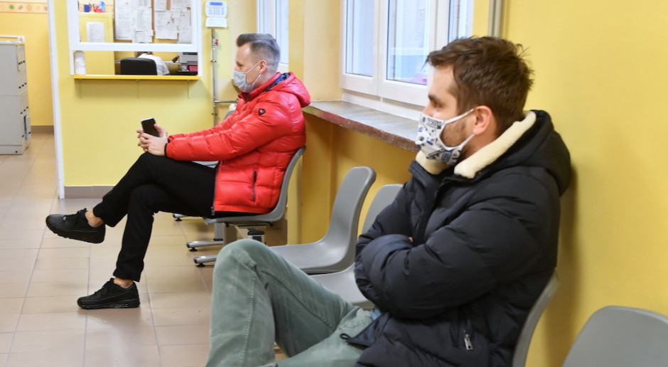 Fake newsy zalewają internet. Dlatego lekarze powinni częściej rozmawiać ze swoim pacjentami FOT. PAP/Grzegorz Michałowski "Lekarzu, rozmawiaj częściej ze swoim pacjentem". To najlepsza broń przeciwko fake newsom