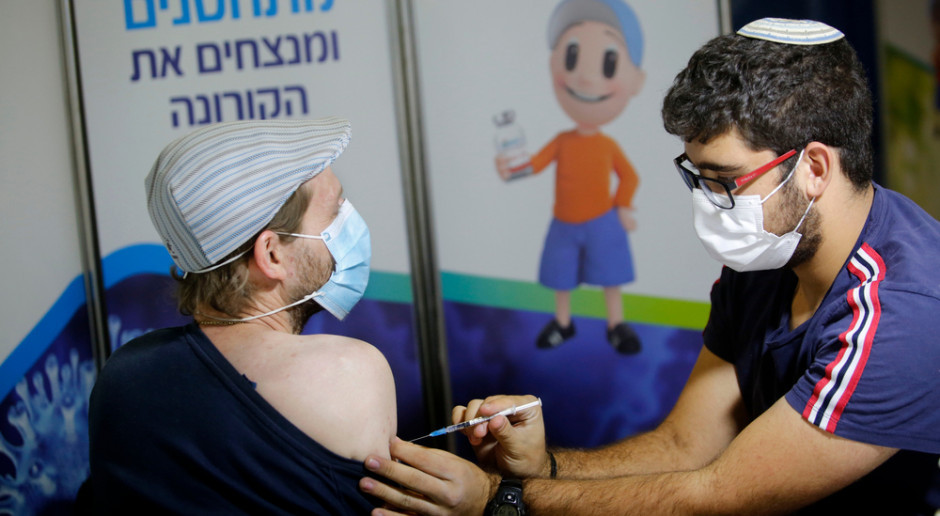W Izraelu podano czwartą dawkę szczepionki wybranej grupie. Trwają badania nad skutecznością