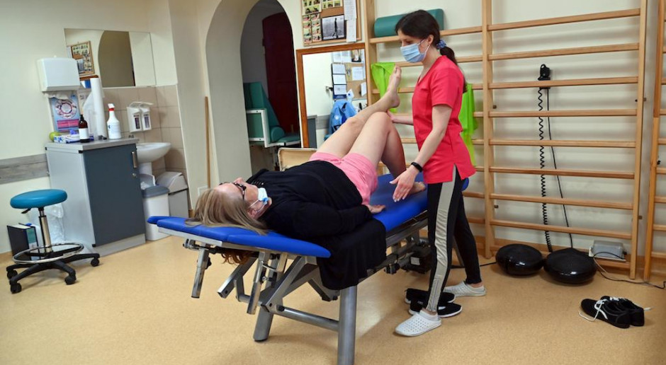 Fizjoterapia po COVID-19 powinna zaczynać się już w szpitalu FOT. PAP/Marcin Bielecki Mamy 70 tys. fizjoterapeutów. "To armia niewykorzystanych ludzi w polskiej ochronie zdrowia"