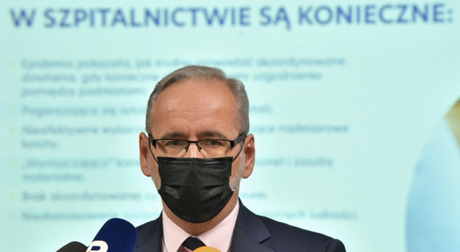 Minister zdrowia Adam Niedzielski podczas konferencji prasowej w CZD. Foto: PAP/ Radek Pietruszka Kto odpowiada za wysoką liczbę zgonów z powodu COVID-19? Niedzielski wskazał winowajców
