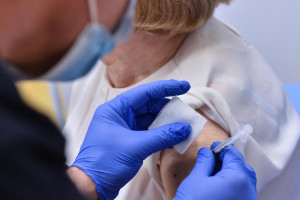 Od 1 stycznia osoby po 65. roku życia zapłacą o połowę mniej za szczepienia przeciw pneumokokom