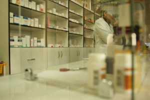 Farmaceuci w aptekach są bezbronni wobec agresywnych "pacjentów".  Jak ich chronić?