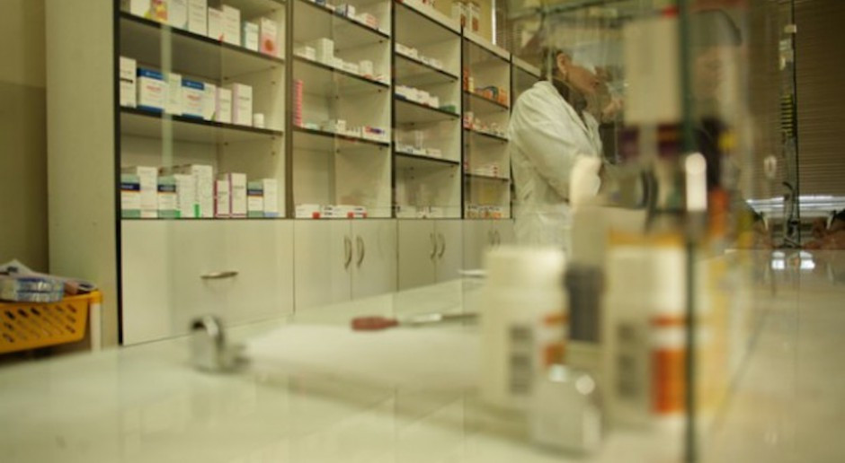 Farmaceuci w aptekach są bezbronni wobec agresywnych "pacjentów".  Jak ich chronić?