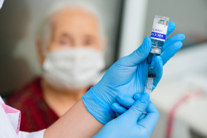 MZ ripostuje ws. tezy o braku podstaw do podania trzeciej dawki szczepionki