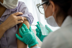 Obowiązek szczepień dla osób powyżej 50 lat. Włochy wprowadzają surowe przepisy w walce z koronawirusem