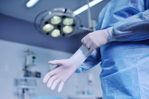 Lekarze cudzoziemcy muszą znać język polski i mieć promesę zatrudnienia. MZ forsuje także inne zmiany