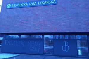 Napis "Medyczny faszyzm" na gmachu Beskidzkiej Izby Lekarskiej. Policja szuka sprawców
