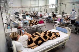 Minister planuje 60 tys. łóżek covidowych. Lekarze: same łóżka nie leczą. 
