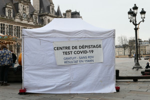 Francja. Minister zdrowia: realna liczba zakażeń to od pół miliona do miliona dziennie