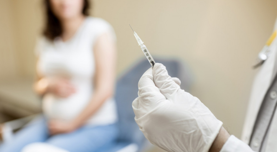 EMA: szczepionki przeciwko COVID-19 nie powodują powikłań ciążowych. Wyniki badań