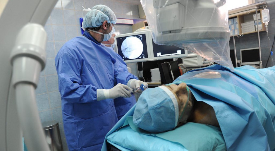 Cholesterol LDL może prowadzić do miażdżycy, udaru mózgu, zawału serca Fot. PAP/Marcin Bielecki Cholesterol nie boli, ale prowadzi do chorób, które zabijają. "Walczmy z nim skuteczniej"