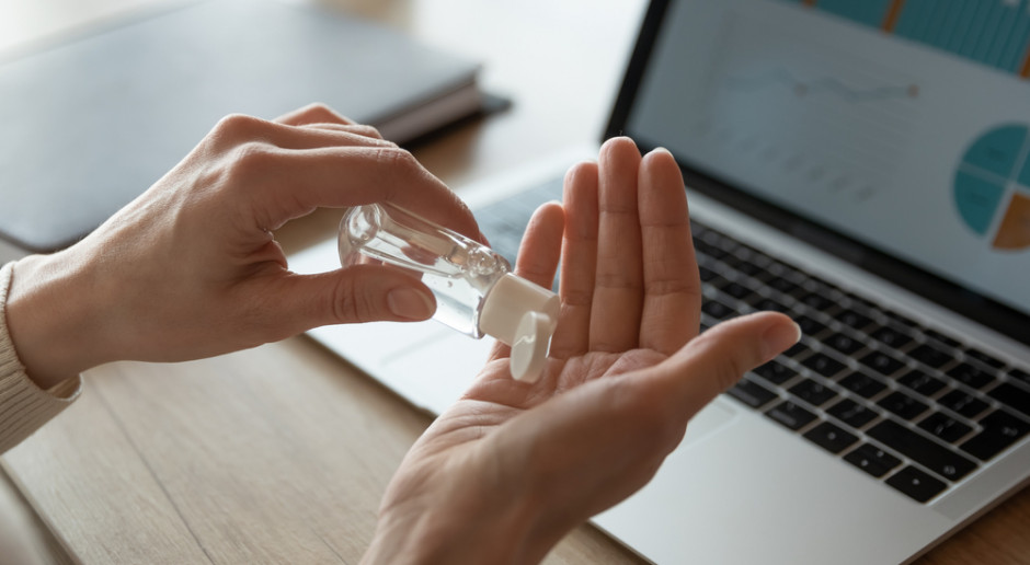 Według badań wariant omikron ma dłużej utrzymywać się na powierzchniach. Fot. Shutterstock Omikron utrzymuje się dłużej na powierzchniach niż inne warianty. Podano wyniki badań