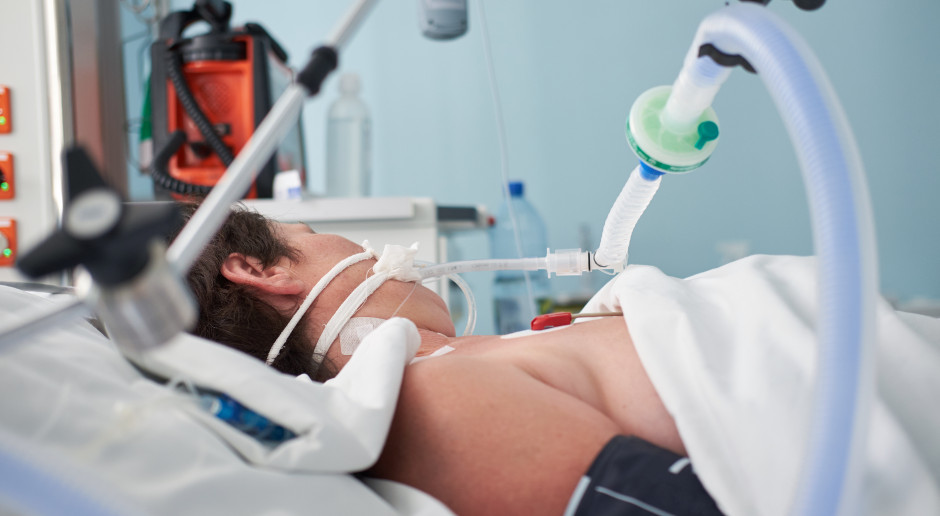 Pacjent pod respiratorem, fot. Adobestock Powstała infolinia dla pacjentów z niewydolnością oddechową. Dostępni: psycholog i pulmonolog
