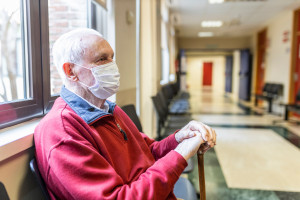 Lekarz odmawia przyjęcia przez brak szczepienia na COVID. Czy to zgodne z prawem?