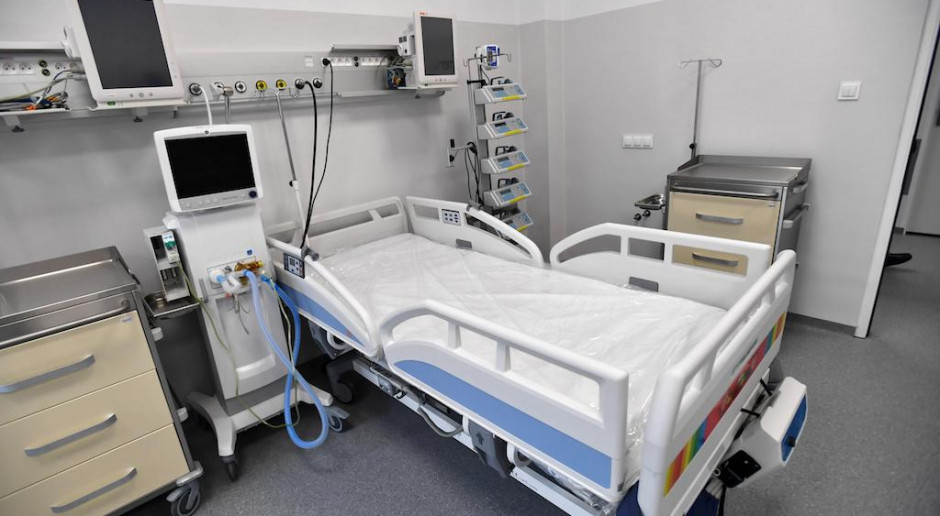Łóżka covidowe przywracane są pacjentom z innymi chorobami Fot. PAP Wielkopolska odmraża kolejne oddziały covidowe. Przyjmują pacjentów z innymi chorobami