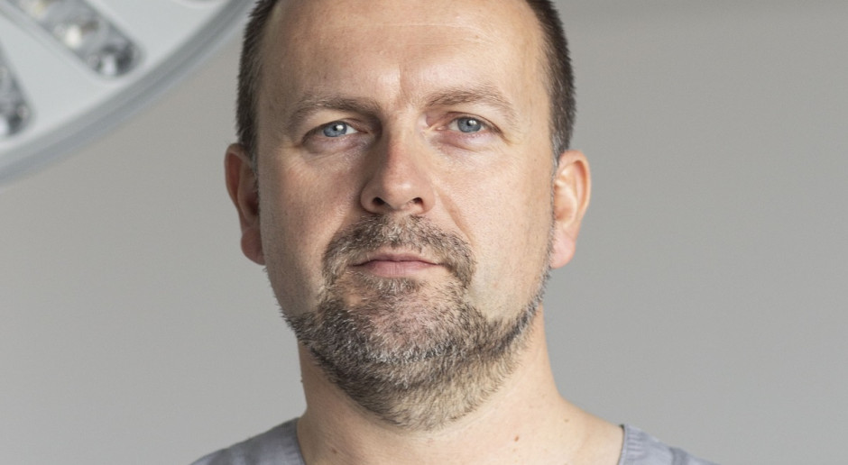 Dr Szymon Budrejko wyjaśnia różnicę między zawałem serca a nagłym zatrzymaniem krążenia Fot. Sylwia Mierzewska UCK Czym się różni zawał serca od nagłego zatrzymania krążenia? Kardiolog wyjaśnia