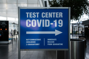 COVID-19. Władze USA ostrzegają przed podróżowaniem do ponad 100 krajów. Na liście także Polska