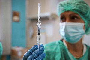 Lekarze postulują: obowiązek szczepień powinien objąć więcej grup zawodowych