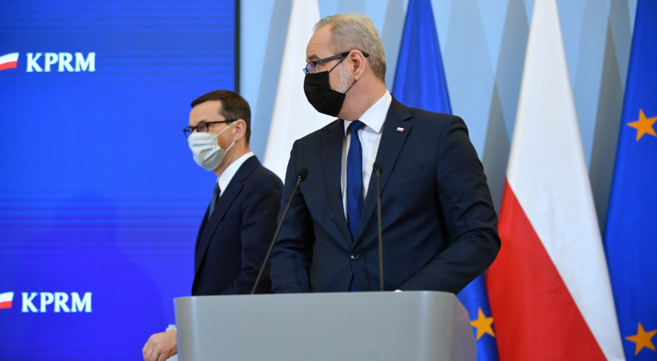 Minister zdrowia Adam Niedzielski i premier Mateusz Morawiecki. Fot. PAP/Marcin Obara Morawiecki: rozdział pandemii wciąż nie zostaje zamknięty. Zniesiona część obostrzeń, maseczki zostają